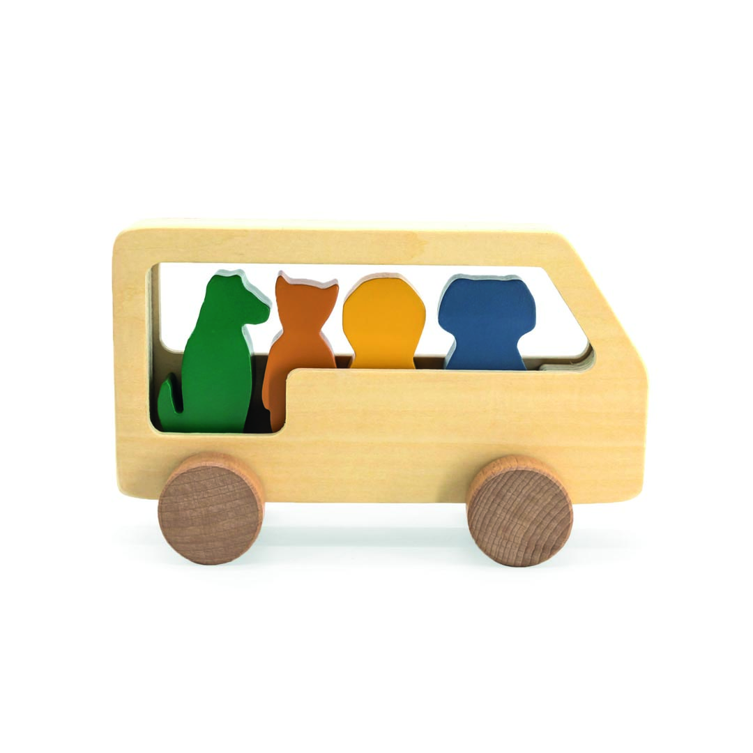 Autobús con animales de madera